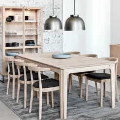 52 Chaise en bois massif avec assise rembourrée