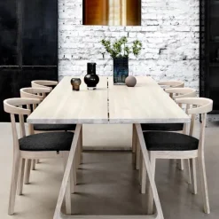 52 Chaise en bois massif avec assise rembourrée