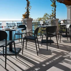 Abby Connubia® Chaise de jardin italienne empilable en polypropylène recyclé sans accoudoirs