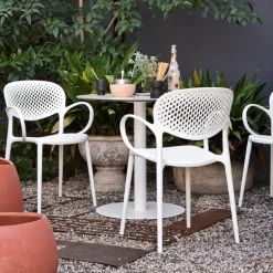 Abby Connubia® Fauteuil de jardin empilable en polypropylène recyclé avec dossier microperforé
