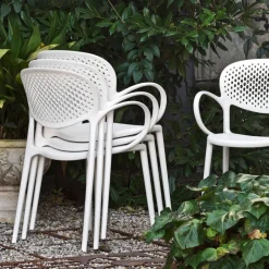 Abby Connubia® Fauteuil de jardin empilable en polypropylène recyclé avec dossier microperforé