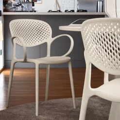 Abby Connubia® Fauteuil empilable en polypropylène recyclé avec dossier microperforé