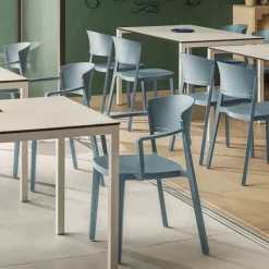 Abuela B Chaise avec accoudoirs empilable en technopolymère