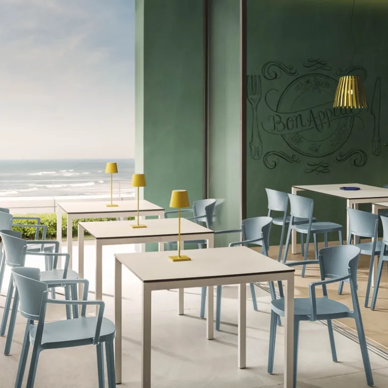 Abuela B Chaise avec accoudoirs empilable en technopolymère