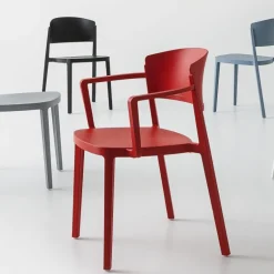 Abuela B Chaise avec accoudoirs empilable en technopolymère