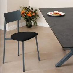 Anémone Carrier® Chaise française avec assise en tissu rembourrée et dossier métal