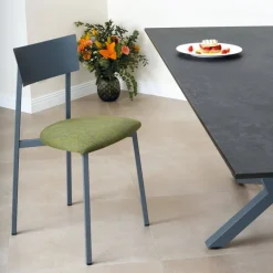 Anémone Carrier® Chaise française avec assise en tissu rembourrée et dossier métal