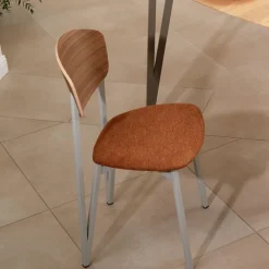 Artémis Carrier® Chaise design française assise en tissu, dossier bois et pieds en métal