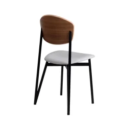 Artémis Carrier® Chaise design française assise en synthétique, dossier bois et pieds en métal