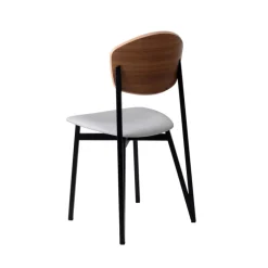 Artémis Carrier® Chaise design française assise en synthétique, dossier bois et pieds en métal