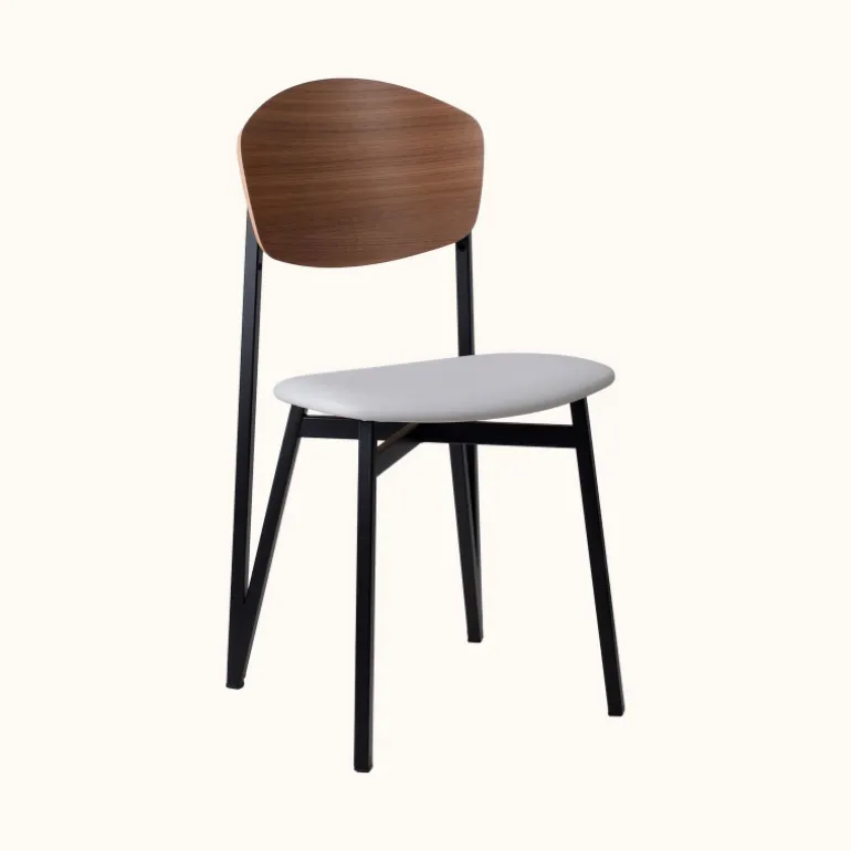 Artémis Carrier® Chaise design française assise en synthétique, dossier bois et pieds en métal