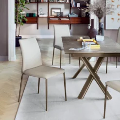 Atlas Connubia© Chaise contemporaine en simili avec dossier flexible