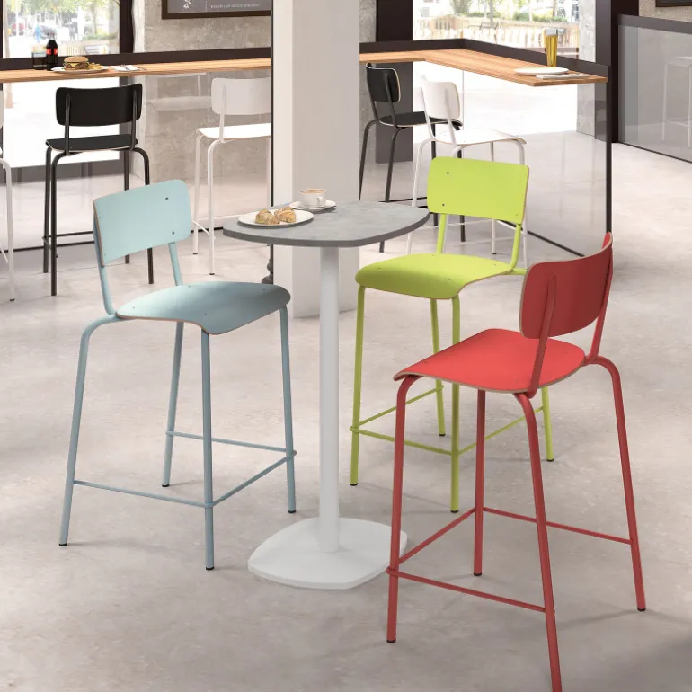 Circa Table snack de cuisine carrée aux bords arrondis avec pied central