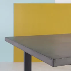 Eternelle Table industrielle française en béton ciré pieds traîneau