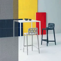 Isidoro Tabouret snack moderne empilable avec dossier ronds ajourés