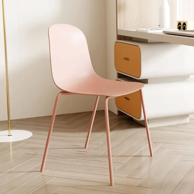 LilyChaise coque moderne empilable en polypropylène avec pieds en métal