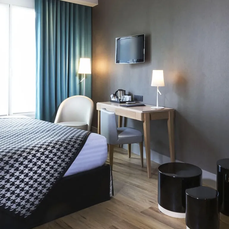 Liseré Bureau en bois avec tiroirs