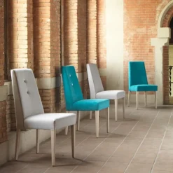 Mila Chaise en tissu rembourrée avec boutons sur le dossier pieds bois