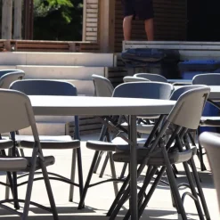 NormanChaise pliante en polyéthylène gris foncé