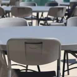 NormanChaise pliante en polyéthylène gris foncé