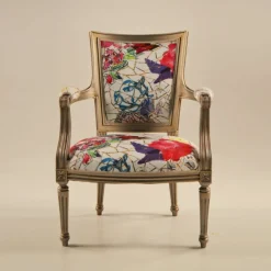 Quentin Fauteuil cabriolet Louis 16 fabrication française en tissu et bois massif