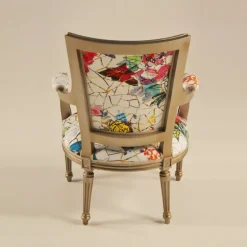 Quentin Fauteuil cabriolet Louis 16 fabrication française en tissu et bois massif