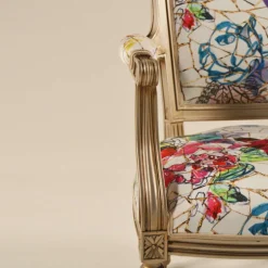 Quentin Fauteuil cabriolet Louis 16 fabrication française en tissu et bois massif