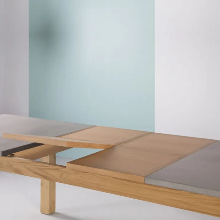 Repas Table française extensible en béton ciré et bois massif