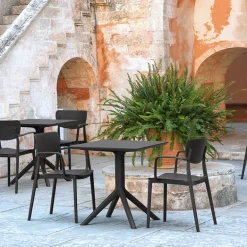 Sky Petite table de jardin carrée en résine