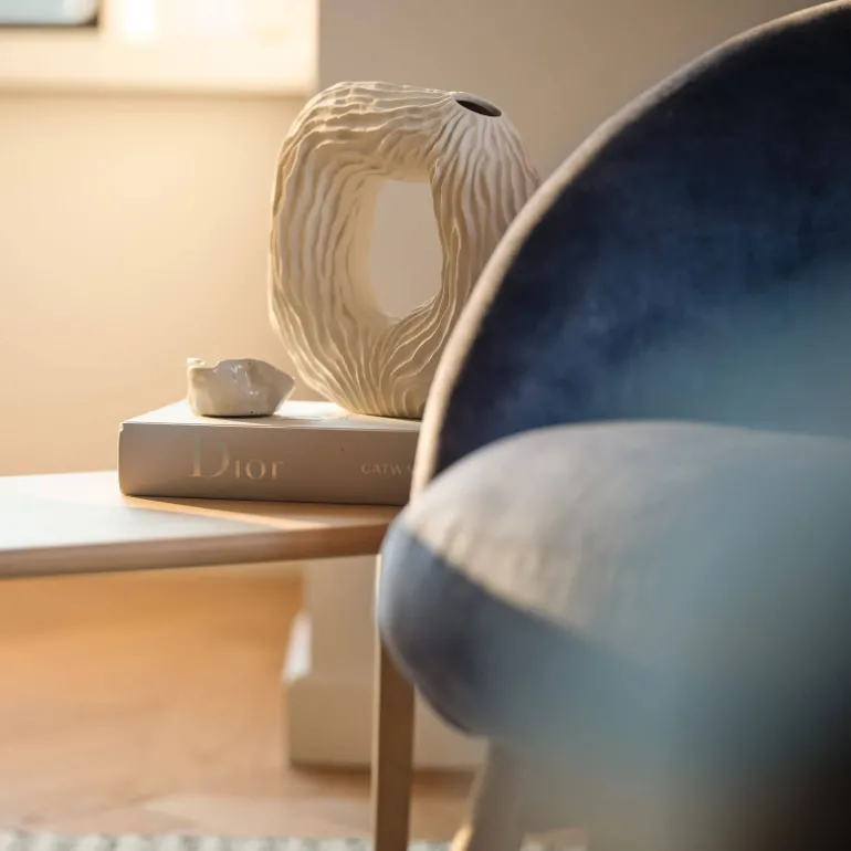 Thalia Mobitec ® Fauteuil confortable en tissu avec pieds en bois