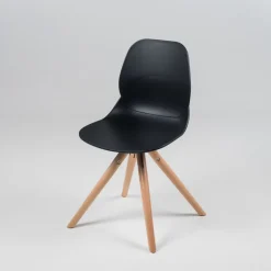 VictoireChaise design en polypropylène noir avec pieds en bois