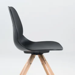 VictoireChaise design en polypropylène noir avec pieds en bois
