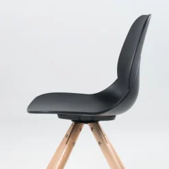 VictoireChaise design en polypropylène noir avec pieds en bois