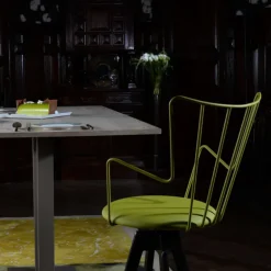 Well Carrier® Tabouret snack design pivotant en synthétique et métal